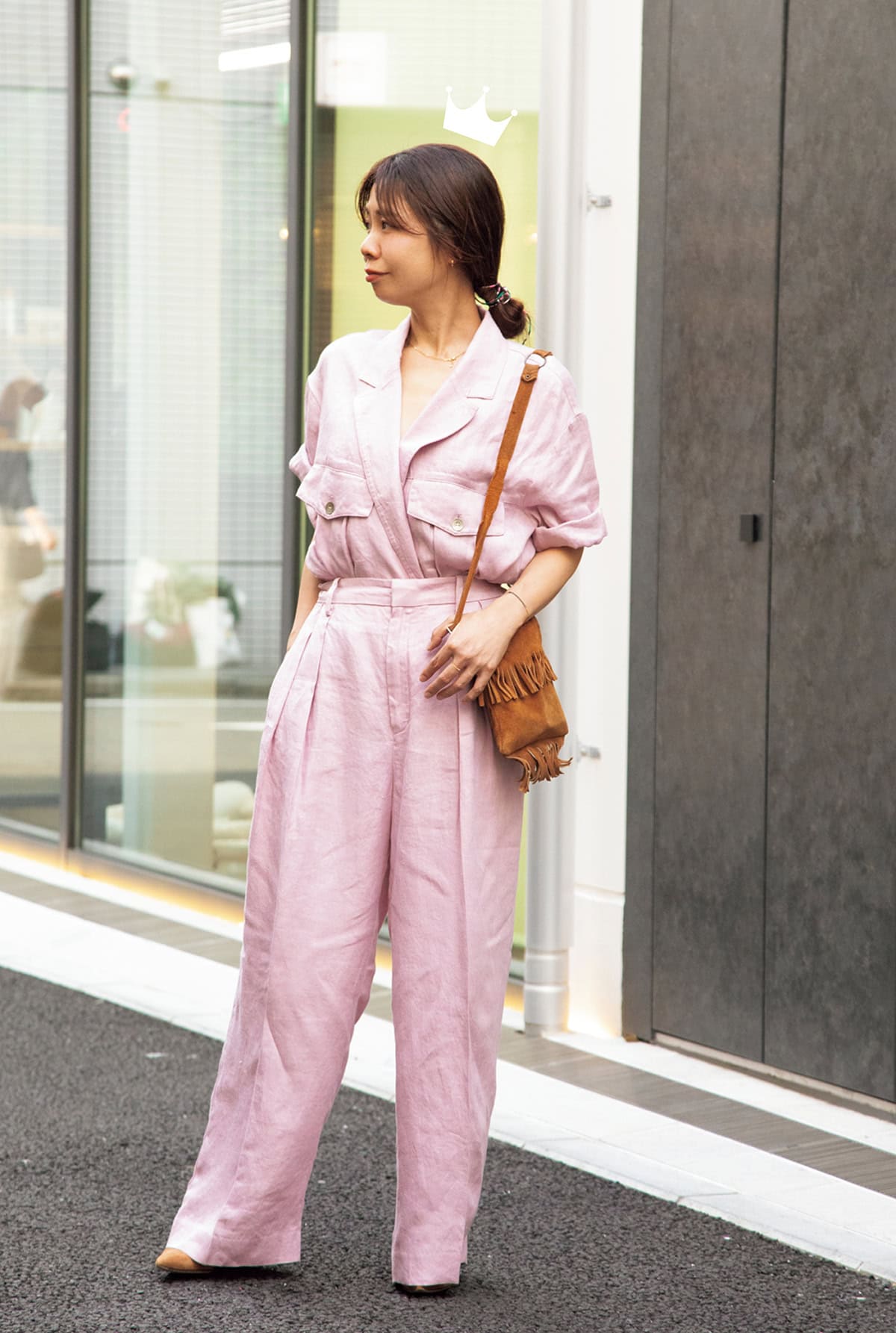 ブルゾン￥29,700、パンツ￥23,100、髪に巻いたリバティコードネックレス￥2,530（全てサロン アダム エ ロペ）、バッグに付けたブローチ各¥27,500（トゥアレグ／全てサロン アダム エ ロペ）、ヴィンテージのバッグ、マノロ ブラニクのパンプス／共に本人私物