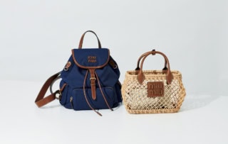 右から：バッグ［H18×W23.5×D9㎝］¥319,000、リュック［H25×W29.5×D12.5㎝］¥346,500※共に予定価格（共にミュウミュウ／ミュウミュウ クライアントサービス）