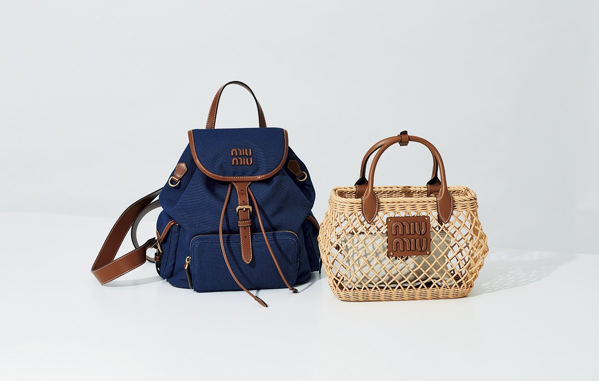 右から：バッグ［H18×W23.5×D9㎝］¥319,000、リュック［H25×W29.5×D12.5㎝］¥346,500※共に予定価格（共にミュウミュウ／ミュウミュウ クライアントサービス）