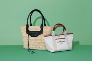 右から：バッグ〈ビアリッツ S トートバッグ〉［H19×W24×D16㎝］¥182,600 バッグ〈ル・シティ S バスケット〉［H25×W26×D10㎝］¥128,700※共に予定価格、日本限定＆ストラップ付き（共にバレンシアガ／バレンシアガ クライアントサービス）