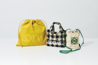 右から：バッグ〈SQUARE POCKET〉［H22.5×W14×D6㎝］¥99,000、バッグ〈MINI LOEWE FONT TOTE〉［H16×W19×D6.5㎝］¥180,400、バッグ〈DRAWSTRING POUCH〉［H25×W26×D3㎝］¥62,700（全てロエベ／ロエベ ジャパン クライアントサービス）