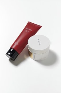 右から：クリアリング スクラブ 100g ￥4,950（SUQQU）、モイストフェイスウォッシュ100g ￥3,740（Aurelie.）