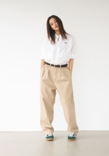 シャツ¥22,000（TOKYO WEEKLY JOURNAL）、チノパンツ¥25,300（HACHI.THE SHIBUTORA FACTORY）、ベルトとスニーカーはスタイリスト私物