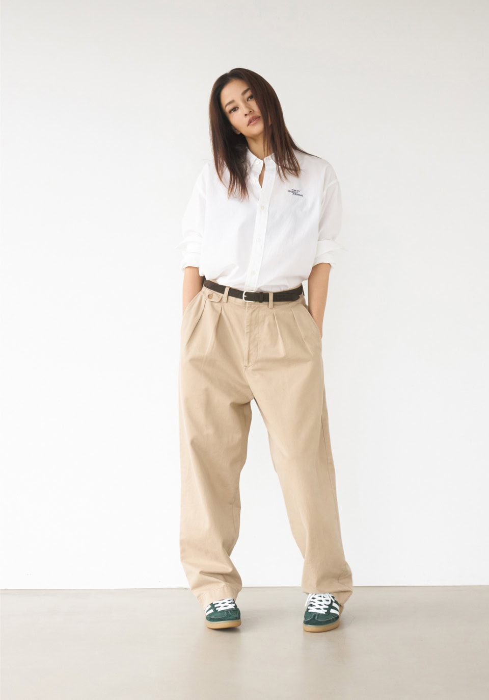 シャツ¥22,000（TOKYO WEEKLY JOURNAL）、チノパンツ¥25,300（HACHI.THE SHIBUTORA FACTORY）、ベルトとスニーカーはスタイリスト私物