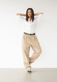 シャツ¥22,000（TOKYO WEEKLY JOURNAL）、チノパンツ¥25,300（HACHI.THE SHIBUTORA FACTORY）、ベルトとスニーカーはスタイリスト私物
