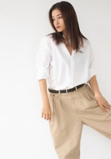 シャツ¥22,000（TOKYO WEEKLY JOURNAL）、チノパンツ¥25,300（HACHI.THE SHIBUTORA FACTORY）、ベルトとスニーカーはスタイリスト私物