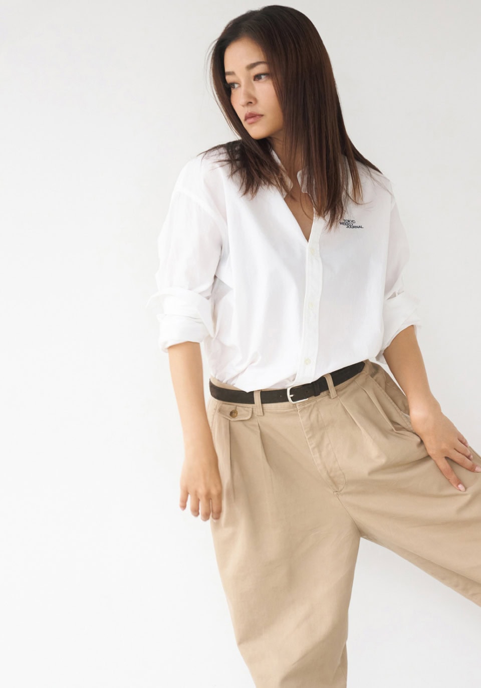 シャツ¥22,000（TOKYO WEEKLY JOURNAL）、チノパンツ¥25,300（HACHI.THE SHIBUTORA FACTORY）、ベルトとスニーカーはスタイリスト私物