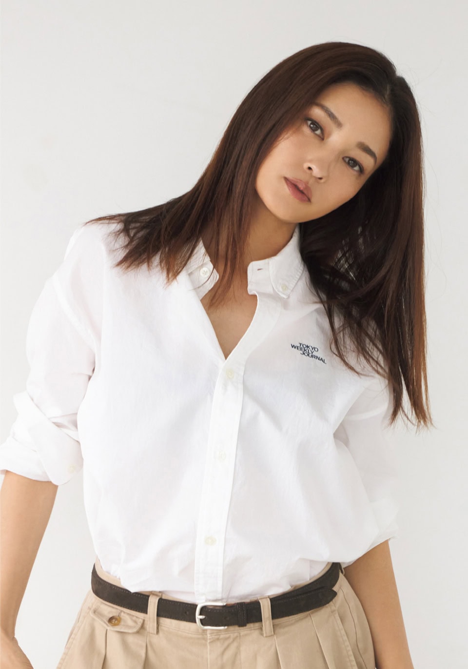 シャツ¥22,000（TOKYO WEEKLY JOURNAL）、チノパンツ¥25,300（HACHI.THE SHIBUTORA FACTORY）、ベルトとスニーカーはスタイリスト私物