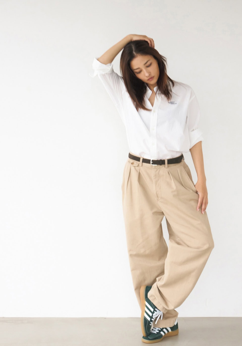 シャツ¥22,000（TOKYO WEEKLY JOURNAL）、チノパンツ¥25,300（HACHI.THE SHIBUTORA FACTORY）、ベルトとスニーカーはスタイリスト私物