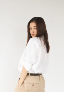 シャツ¥22,000（TOKYO WEEKLY JOURNAL）、チノパンツ¥25,300（HACHI.THE SHIBUTORA FACTORY）、ベルトとスニーカーはスタイリスト私物