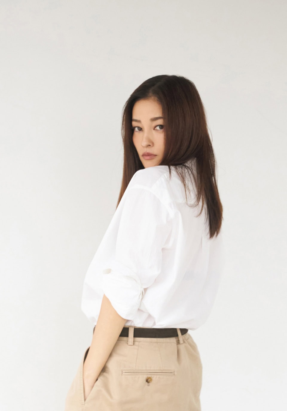 シャツ¥22,000（TOKYO WEEKLY JOURNAL）、チノパンツ¥25,300（HACHI.THE SHIBUTORA FACTORY）、ベルトとスニーカーはスタイリスト私物
