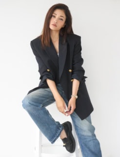 ブレザー¥53,900、タンクトップ¥7,260、デニムパンツ¥38,500（全てTOKYO WEEKLY JOURNAL）、シューズと腕時計はスタイリスト私物