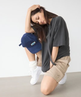 オーバーTシャツ¥16,000（TW）、ハーフパンツ¥17,600（TOKYO WEEKLY JOURNAL）、キャップ¥7,700（avec）、ソックスとスニーカーはスタイリスト私物