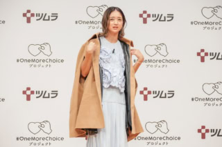 「だるさですこし歩くのも疲れるコート」を体験したみちょぱさん。企画展で着用できます！