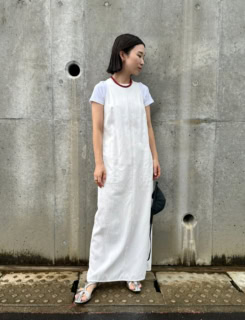 BACCAのドレス、Hanes for BIOTOPのTシャツ、LEMAIREのミニポーチ、JIL SANDERのサンダル、phismadeのネックレス、Charlotte Chesnaisのピアス、CALENDRIERのリングは本人私物