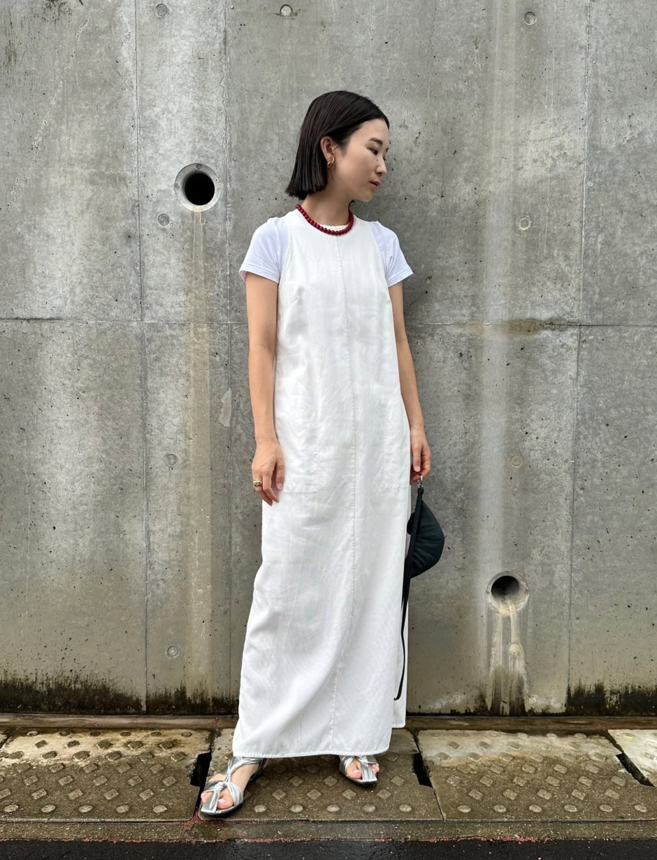 BACCAのドレス、Hanes for BIOTOPのTシャツ、LEMAIREのミニポーチ、JIL SANDERのサンダル、phismadeのネックレス、Charlotte Chesnaisのピアス、CALENDRIERのリングは本人私物