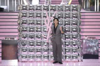 YSL メイクミーブラッシュ パウダー No.44を持つ平野さん。