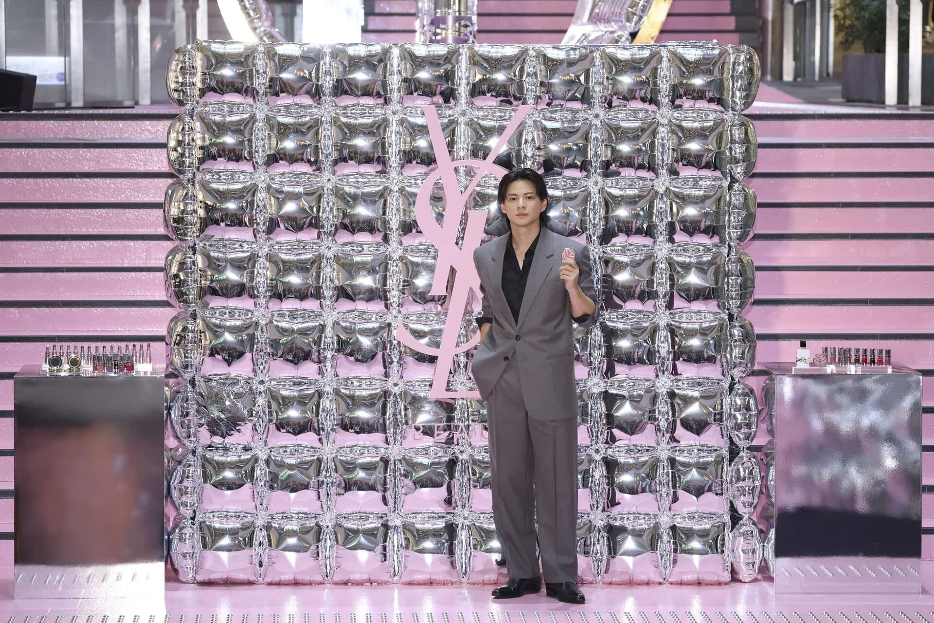 YSL メイクミーブラッシュ パウダー No.44を持つ平野さん。