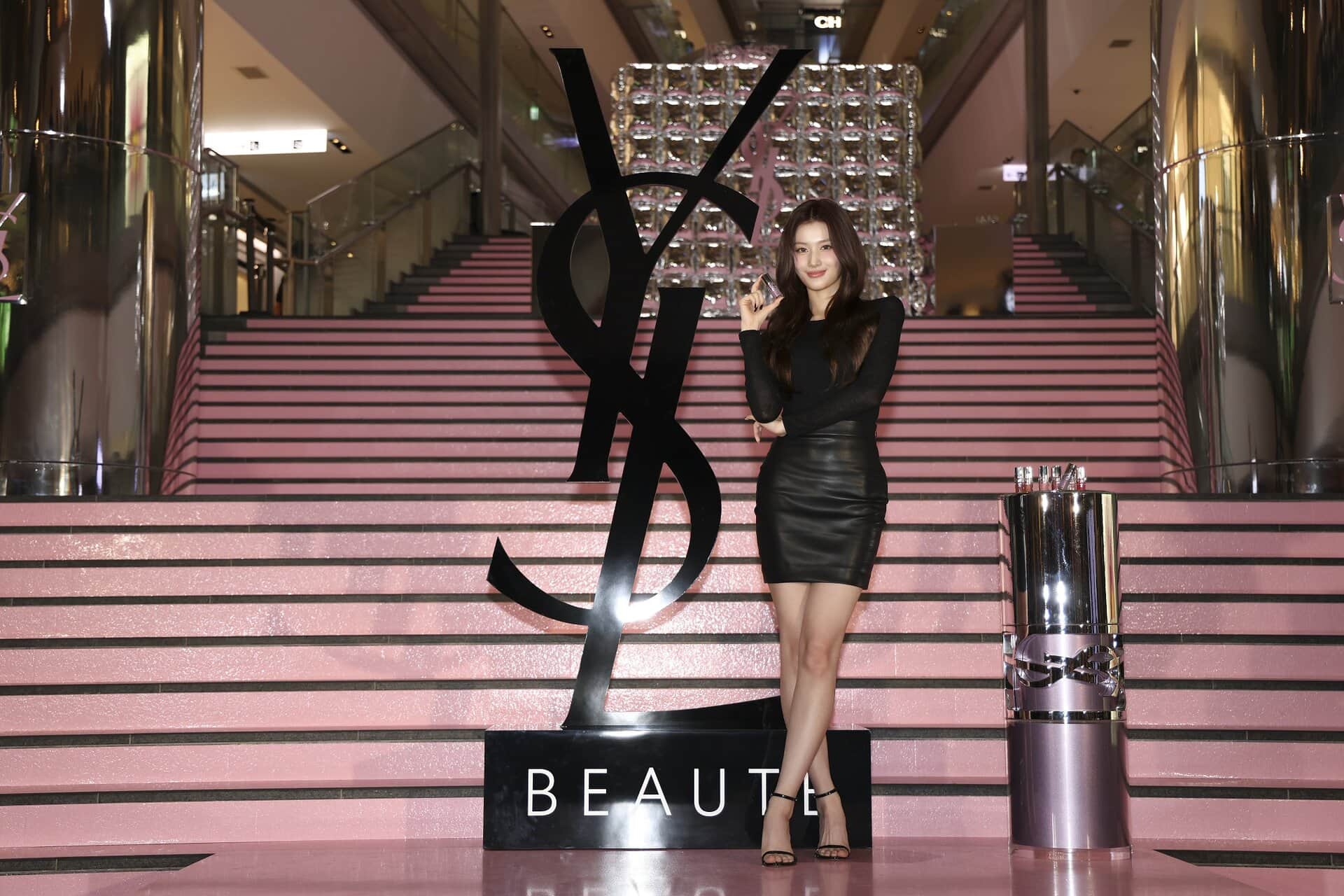 YSL ラブシャイン グロスプランパー No.1を持つサナさん。