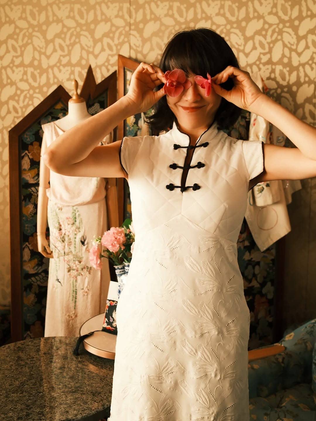白い花のレースが美しいチャイナドレス（¥132,000）は、バストやウエストラインなど、女性らしいシルエットを綺麗に描き出すデザインが秀逸。こちらは同じ素材で色違いのブラックも登場。「シックな色使いなので日常に着やすいし、パーティや結婚式などにチャイナドレスで行くのも素敵よ」と、風間さん談。