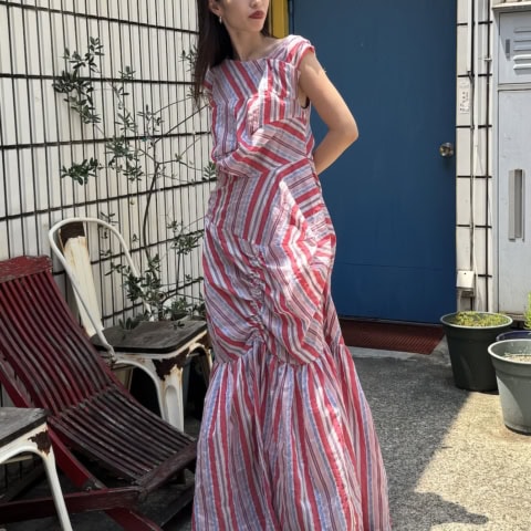 【40代スナップ】マルチボーダーなら甘すぎない！ 絵になる大人のピンクワンピ｜山岸ひなのさん