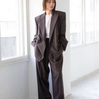 【40代スナップ】ハンサムな「セットアップ」でジュエリーの存在感を引き出す｜舘かおりさん