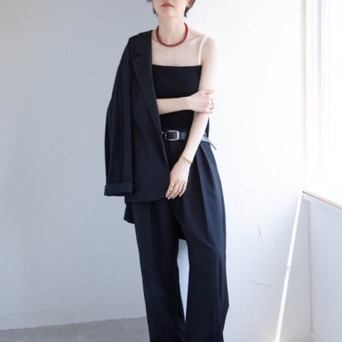 【40代スナップ】モノトーンスタイルに際立つ「赤いネックレス」がモードで素敵！｜上枝みどりさん