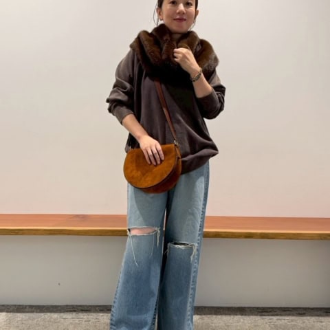 【40代スナップ】ブラウンの「ファースヌード」がカジュアルコーデをエレガントに｜泉 亜希子さん