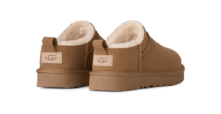 「クラシック マイクロ」ブーツ チェスナット［ソール約3.8㎝］¥24,200（UGG®／デッカーズジャパン）