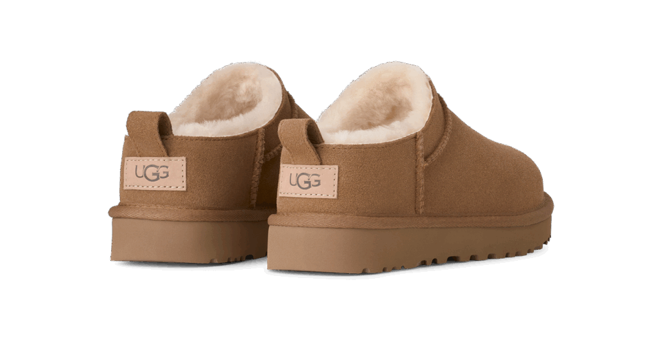 「クラシック マイクロ」ブーツ チェスナット［ソール約3.8㎝］¥24,200（UGG®／デッカーズジャパン）