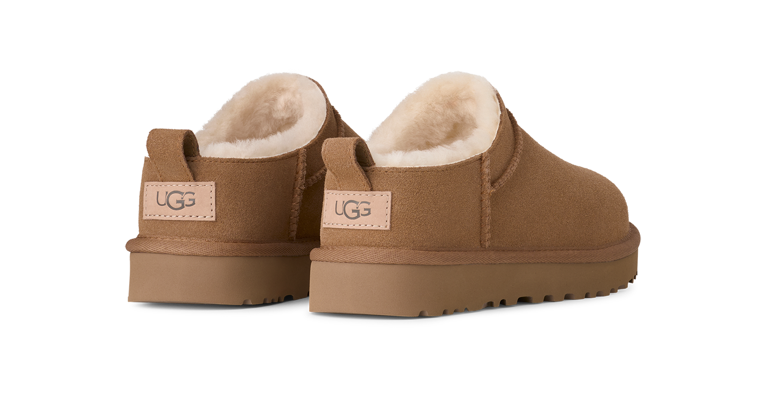 「クラシック マイクロ」ブーツ チェスナット［ソール約3.8㎝］¥24,200（UGG®／デッカーズジャパン）