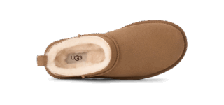 「クラシック マイクロ」ブーツ チェスナット［ソール約3.8㎝］¥24,200（UGG®／デッカーズジャパン）