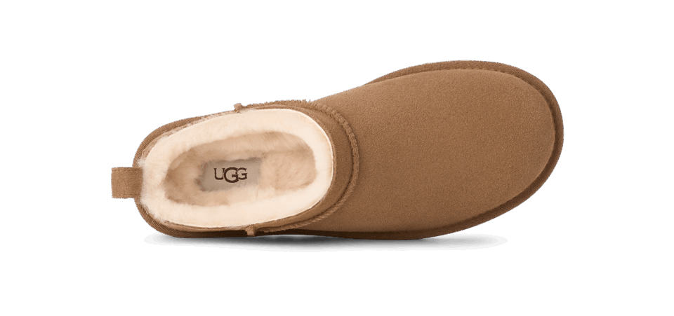 「クラシック マイクロ」ブーツ チェスナット［ソール約3.8㎝］¥24,200（UGG®／デッカーズジャパン）