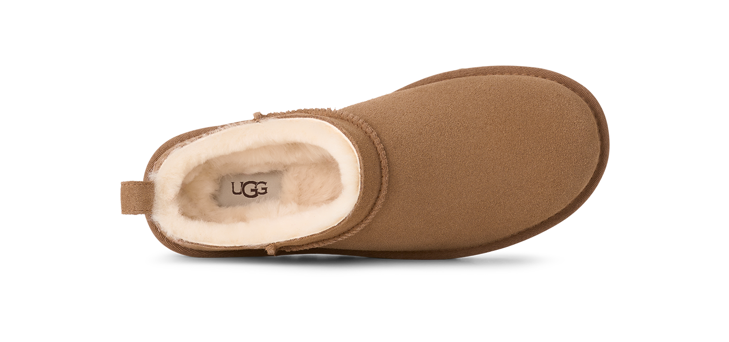 「クラシック マイクロ」ブーツ チェスナット［ソール約3.8㎝］¥24,200（UGG®／デッカーズジャパン）