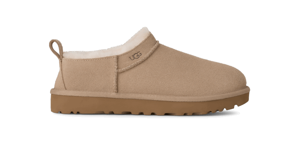 「クラシック マイクロ」ブーツ サンド［ソール約3.8㎝］¥24,200（UGG®／デッカーズジャパン）