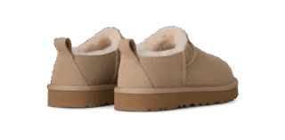 「クラシック マイクロ」ブーツ サンド［ソール約3.8㎝］¥24,200（UGG®／デッカーズジャパン）