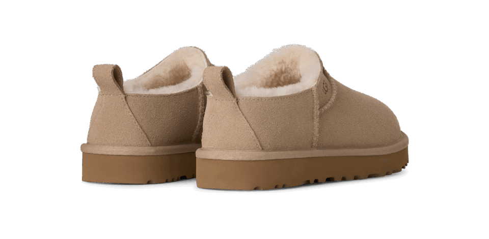 「クラシック マイクロ」ブーツ サンド［ソール約3.8㎝］¥24,200（UGG®／デッカーズジャパン）
