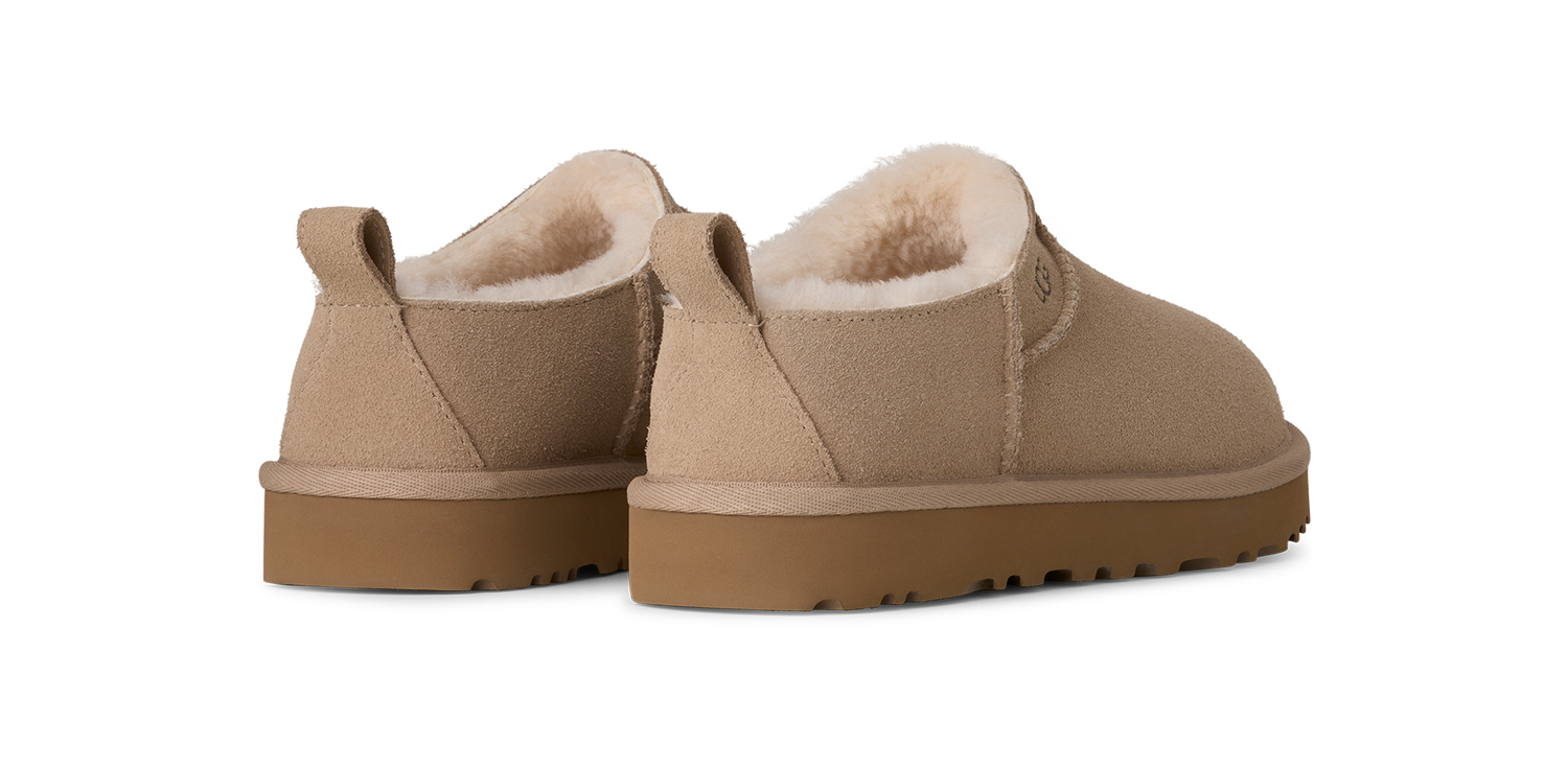 「クラシック マイクロ」ブーツ サンド［ソール約3.8㎝］¥24,200（UGG®／デッカーズジャパン）