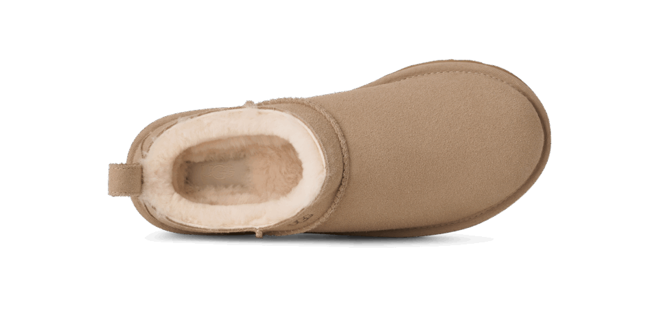 「クラシック マイクロ」ブーツ サンド［ソール約3.8㎝］¥24,200（UGG®／デッカーズジャパン）