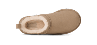 「クラシック マイクロ」ブーツ サンド［ソール約3.8㎝］¥24,200（UGG®／デッカーズジャパン）