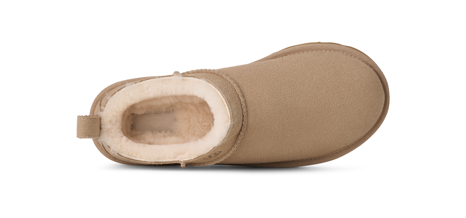 「クラシック マイクロ」ブーツ サンド［ソール約3.8㎝］¥24,200（UGG®／デッカーズジャパン）