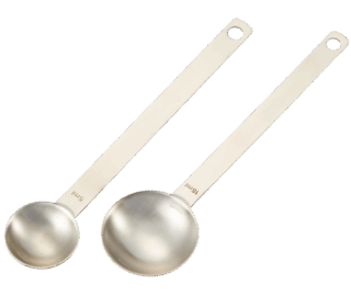 柄が長いので、容器の底まですくいやすく、調味料を無駄なく使える。１/２が量りやすいように、内側にメモリが刻印されている。小¥250、大¥350（共に無印良品 銀座）