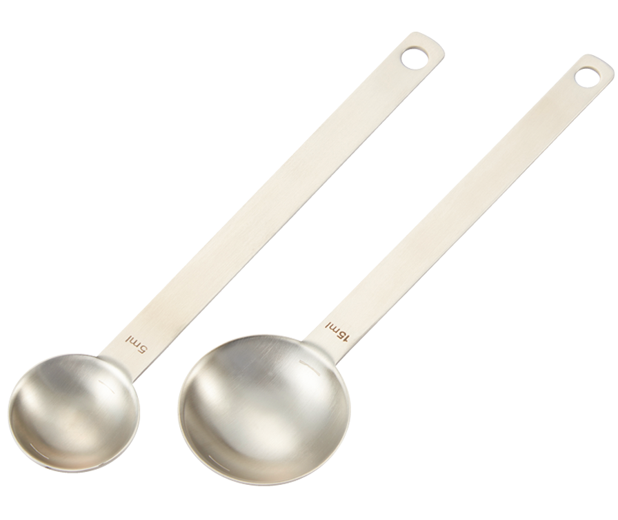 柄が長いので、容器の底まですくいやすく、調味料を無駄なく使える。１/２が量りやすいように、内側にメモリが刻印されている。小¥250、大¥350（共に無印良品 銀座）