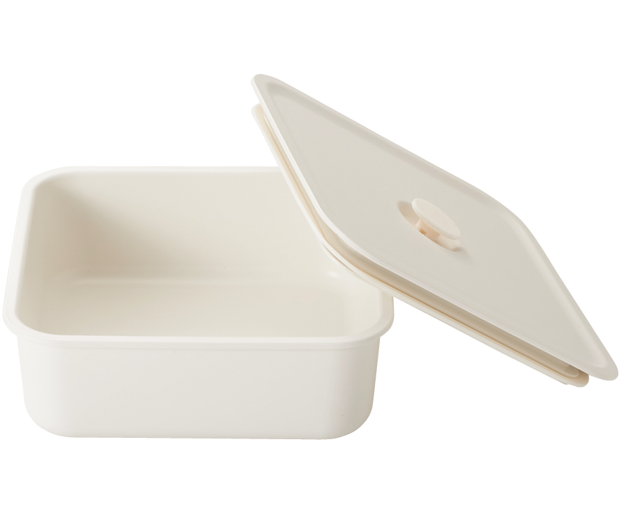 電子レンジ加熱も可能。レンジのある職場なら、その場で温めてほかほかのお弁当を食べることもできるスグレモノ。450mL¥690（無印良品 銀座）