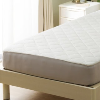 夏用の接触冷感の面と、それ以外に使えるワッフル面の両面仕様のベッドパッド。抗菌防臭機能があり嫌な臭いも防いでくれる。シングル¥2,990（ニトリ）