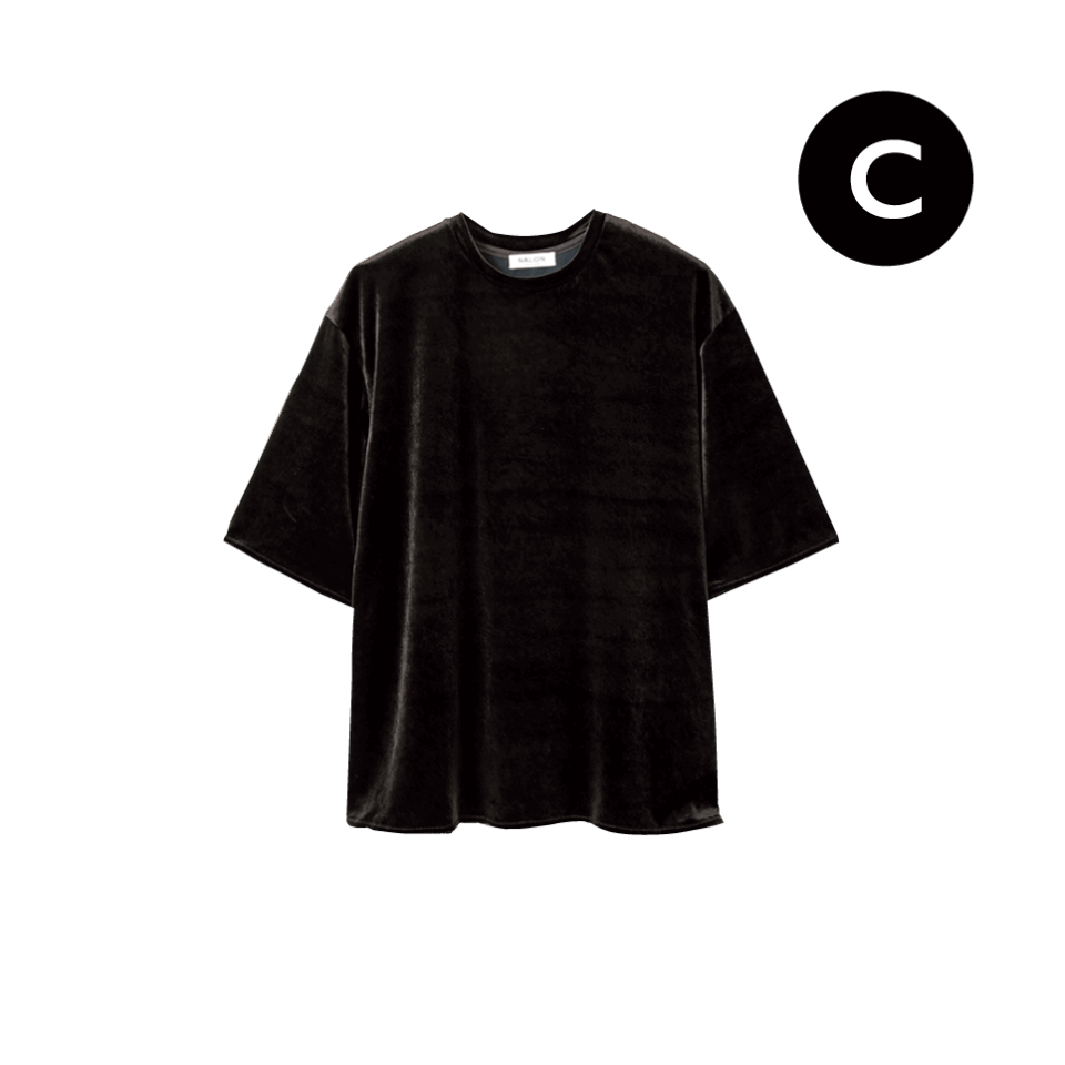【SALON ADAM ET ROPÉのベロアTシャツ】 シルクのような光沢感が特徴のアセテート混のベロア生地を生かし、オーバーサイズで仕上げたTシャツ。リッチな素材感ではあるものの、カジュアルなシルエットで着やすい。¥15,400（サロン アダム エ ロペ）