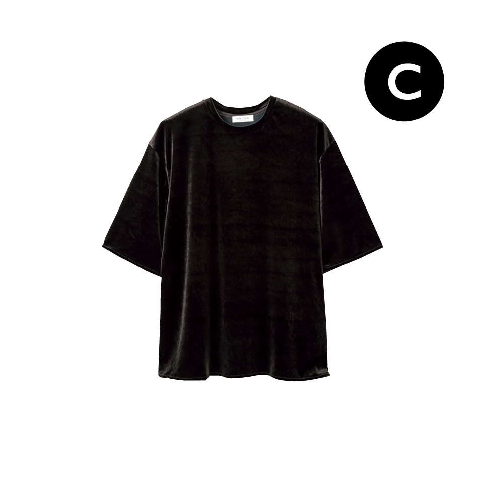 【SALON ADAM ET ROPÉのベロアTシャツ】 シルクのような光沢感が特徴のアセテート混のベロア生地を生かし、オーバーサイズで仕上げたTシャツ。リッチな素材感ではあるものの、カジュアルなシルエットで着やすい。¥15,400（サロン アダム エ ロペ）