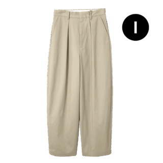 【JOURNAL STANDARD L’ESSAGEのチノパン】 シルエット美のチノパンは、ポリエステル混の素材でシワになりにくい。脇のカーブシルエットがポイントです。¥19,800（ジャーナル スタンダード レサージュ／ジャーナル スタンダード レサージュ 丸の内店）