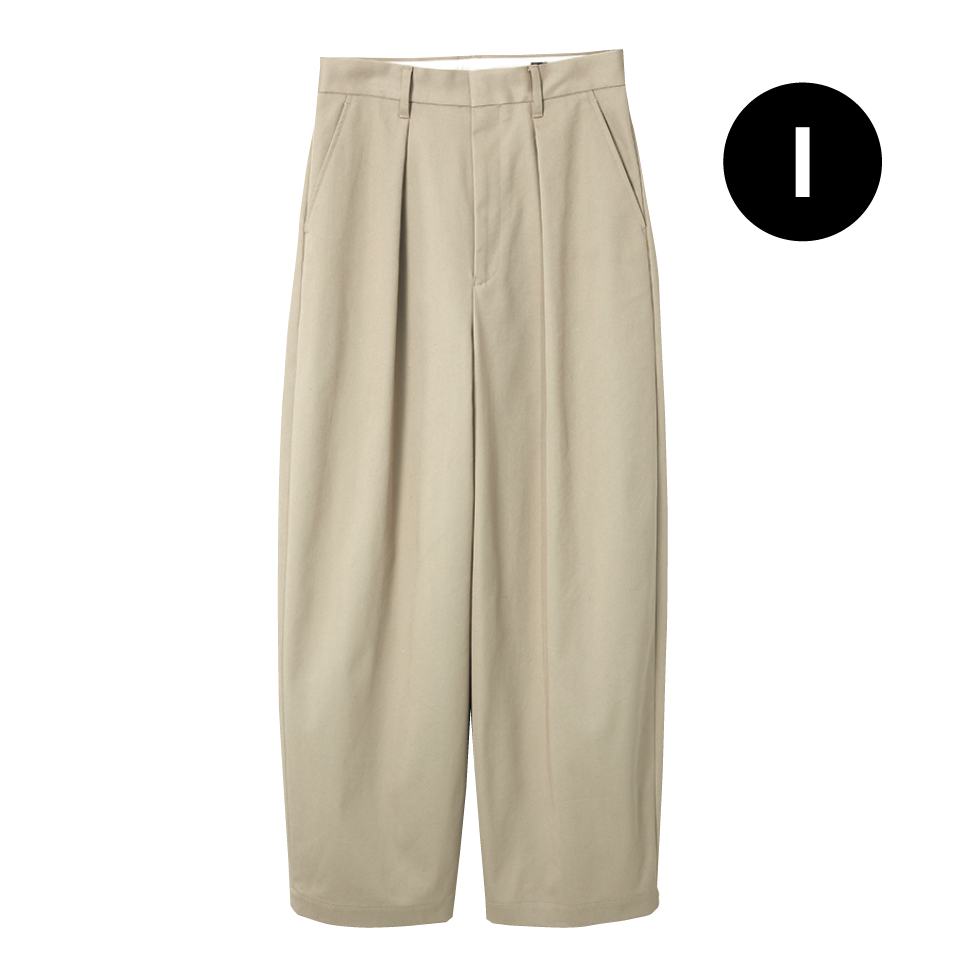 【JOURNAL STANDARD L’ESSAGEのチノパン】 シルエット美のチノパンは、ポリエステル混の素材でシワになりにくい。脇のカーブシルエットがポイントです。¥19,800（ジャーナル スタンダード レサージュ／ジャーナル スタンダード レサージュ 丸の内店）