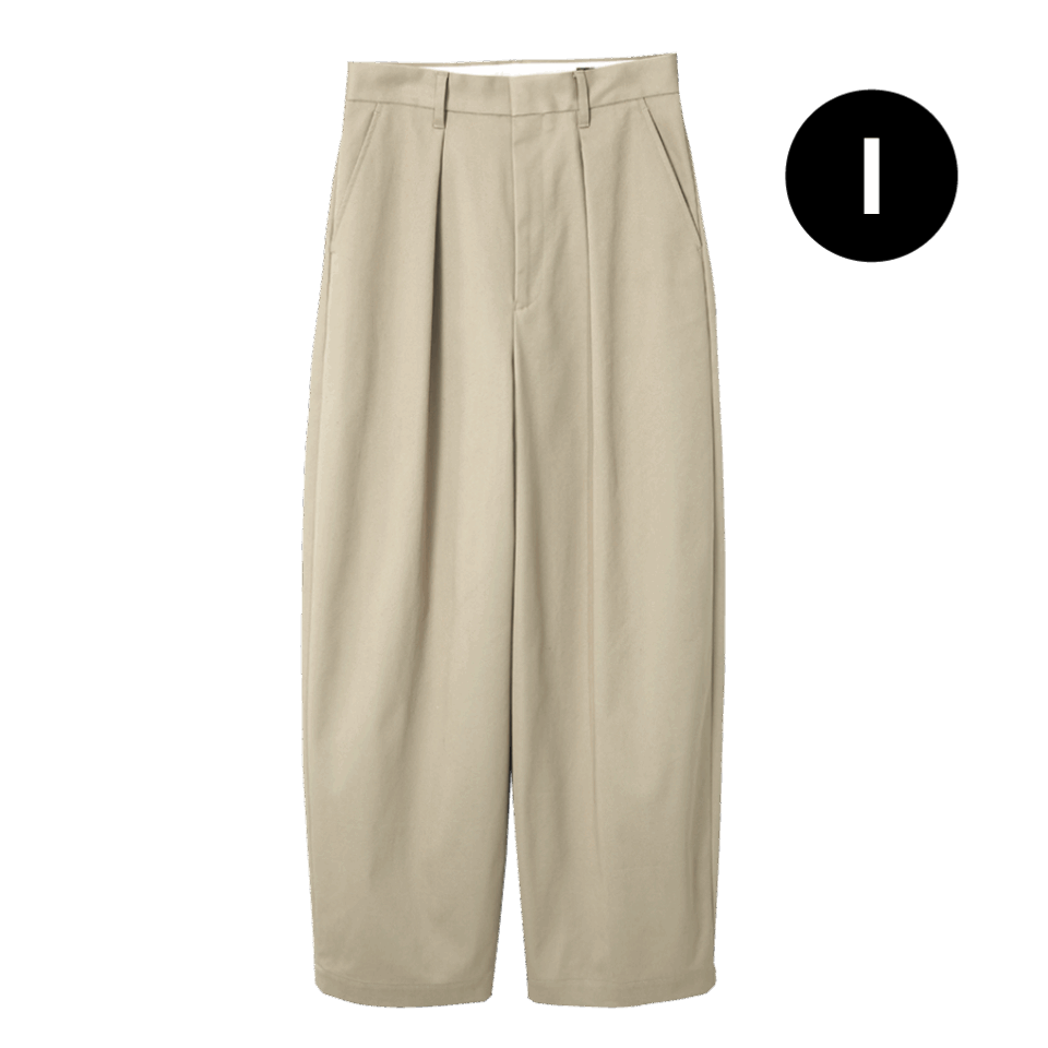 【JOURNAL STANDARD L’ESSAGEのチノパン】 シルエット美のチノパンは、ポリエステル混の素材でシワになりにくい。脇のカーブシルエットがポイントです。¥19,800（ジャーナル スタンダード レサージュ／ジャーナル スタンダード レサージュ 丸の内店）